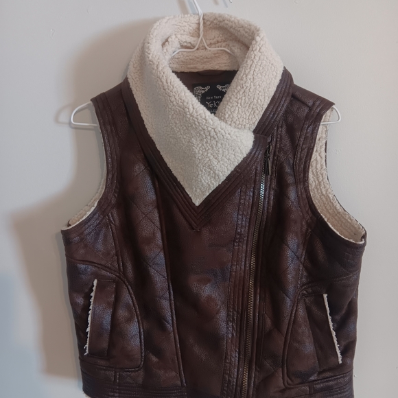 Yoki Collection New Yotk Vest - Picture 1 of 3